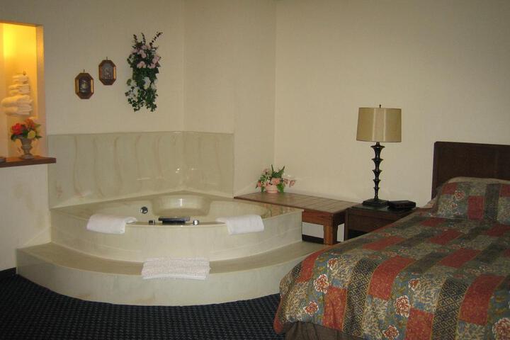 2 Queen Beds (1 of 6)