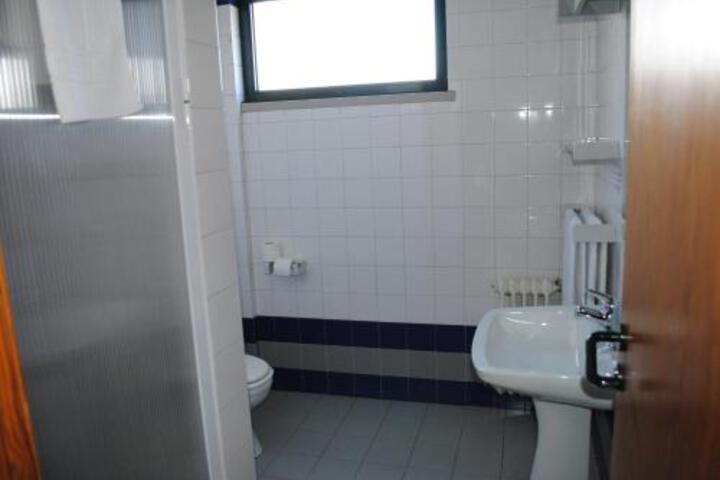 Room 3 of 28