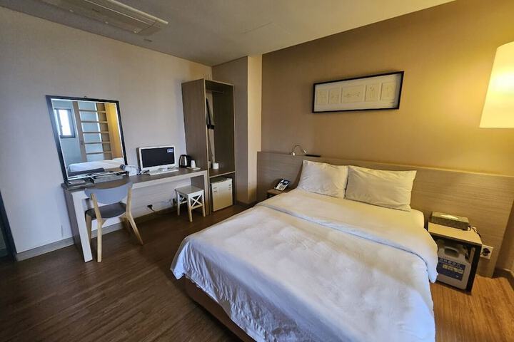 Room 8 of 14