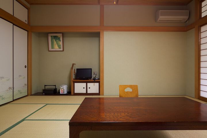 Room 12 of 32