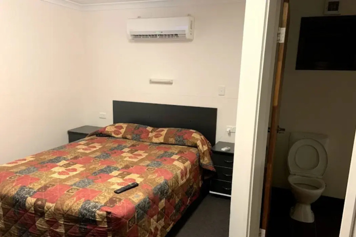 Room 5 of 9