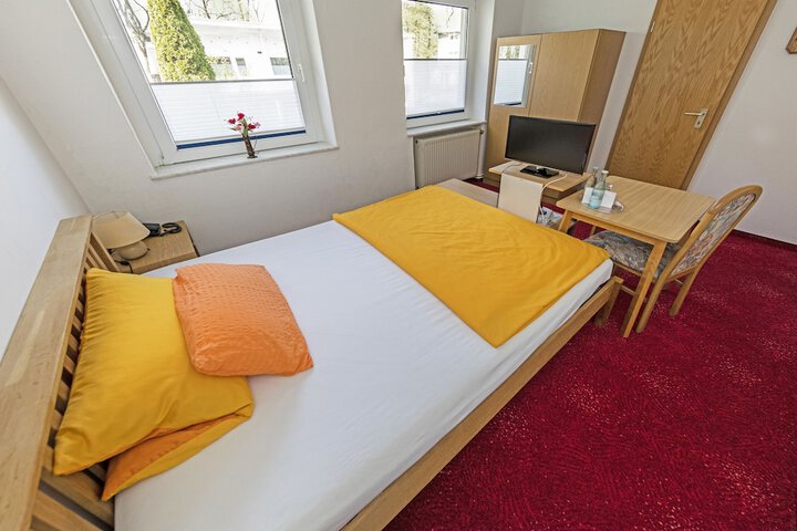 Room 4 of 18