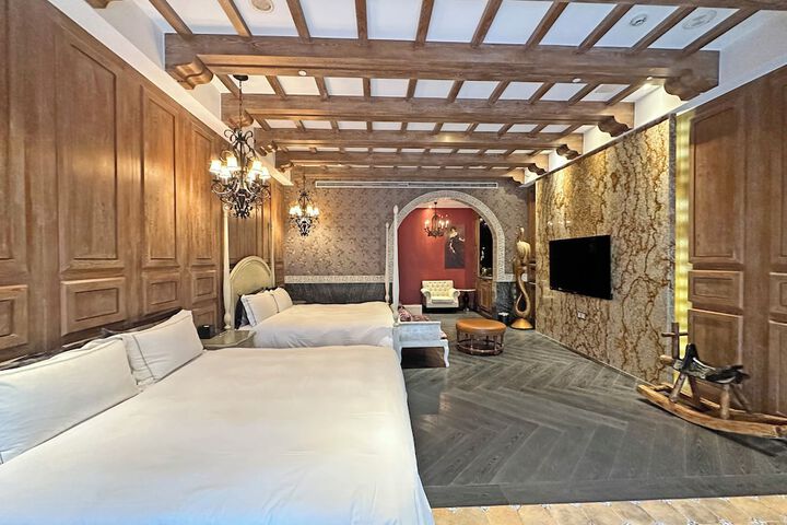 Room 33 of 91