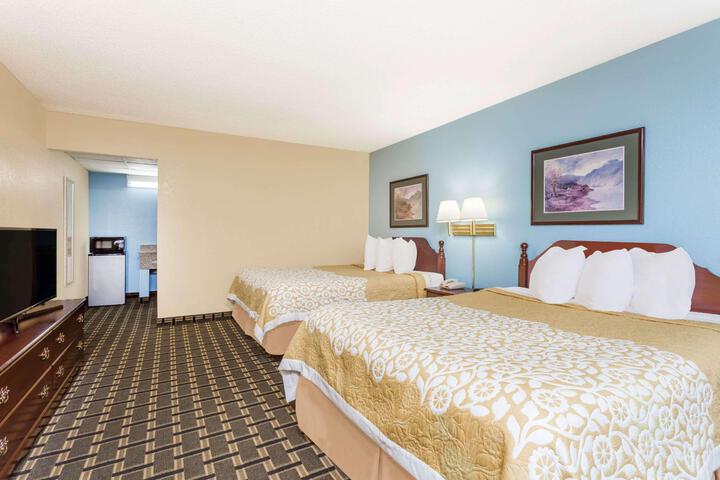 1 Queen Bed (7 of 16)