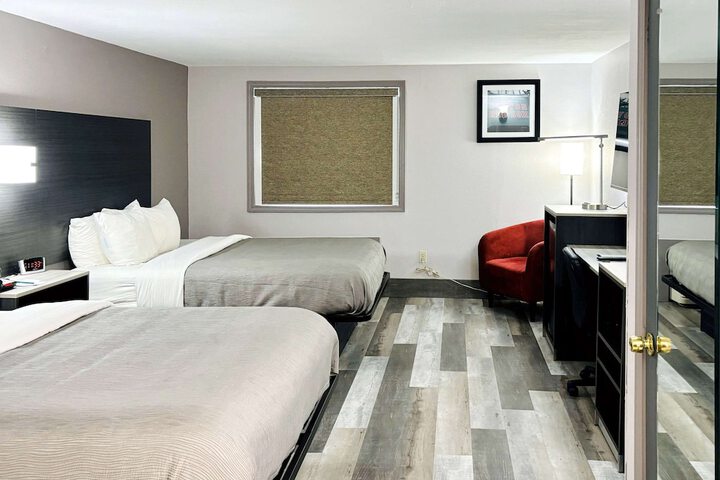 1 Queen Bed Accessible (11 of 21)