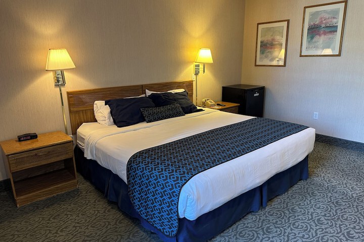 Room 6 of 12