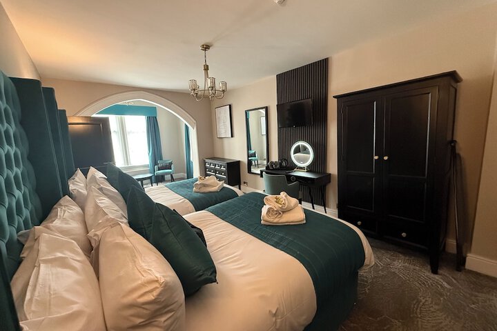 Room 6 of 33