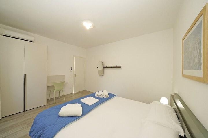 Room 8 of 34