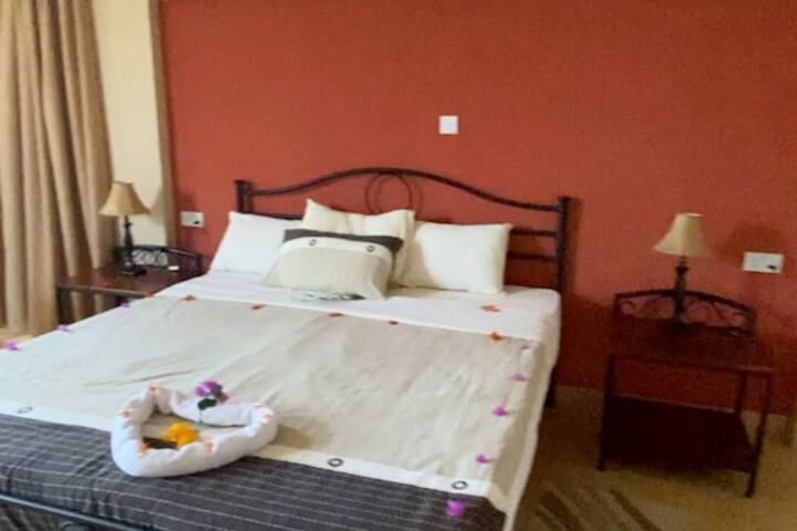 Room 6 of 28