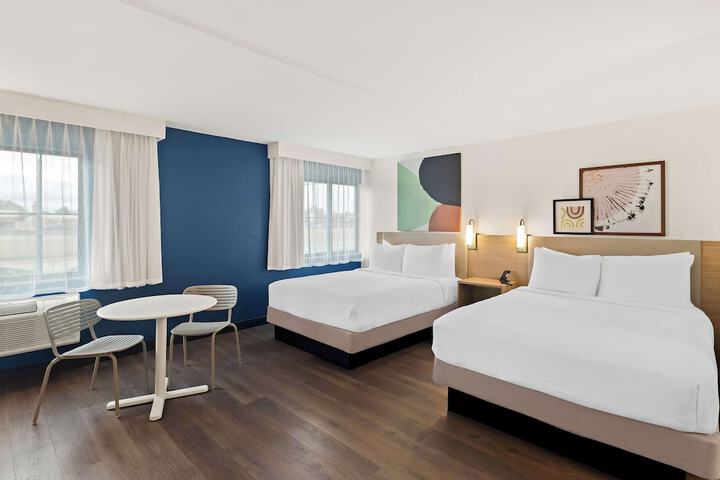 2 Queen Beds (6 of 10)