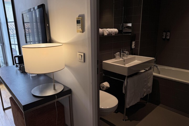 Room 65 of 102