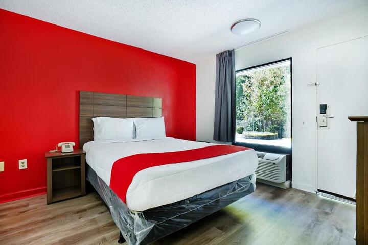 1 Queen Bed (13 of 19)