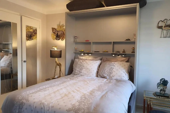 Room 2 of 10