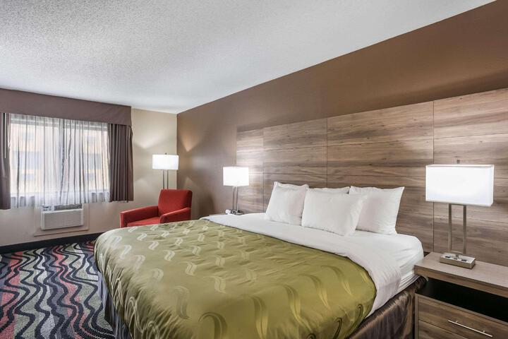 1 King Bed Business Room (2 of 15)