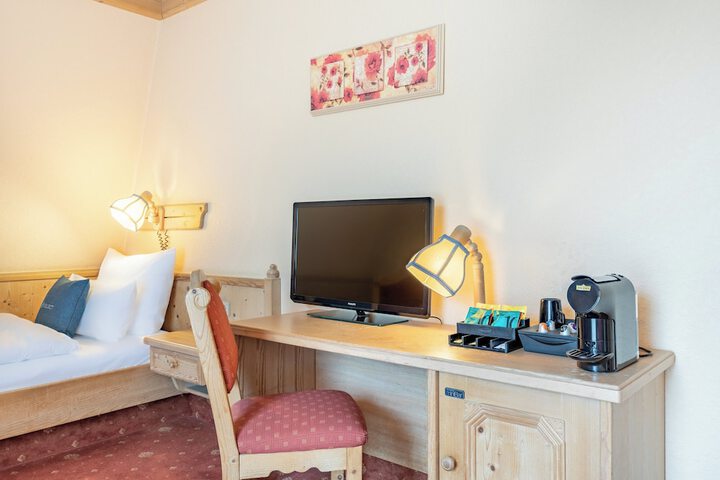 Room 6 of 77