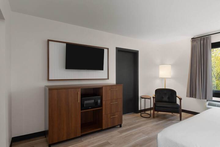 Room 33 of 81