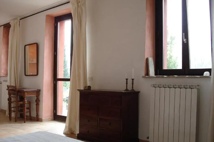 Room 2 of 10