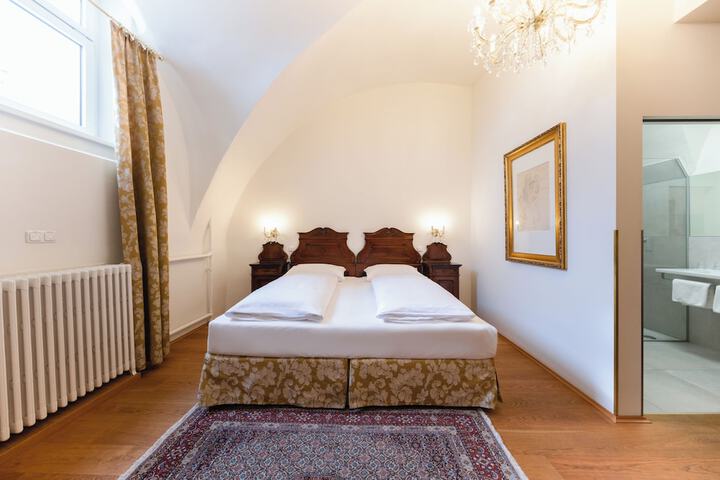 Room 6 of 62