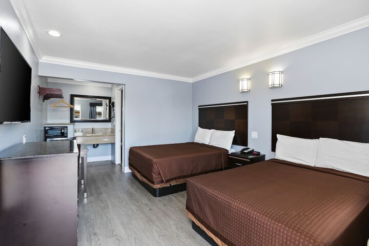 2 Double Beds (5 of 8)