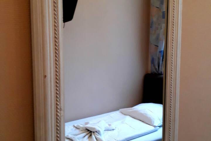 Room 12 of 48