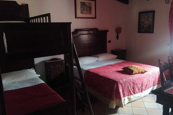 Room 4 of 9