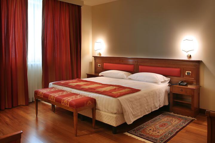 Room 5 of 107