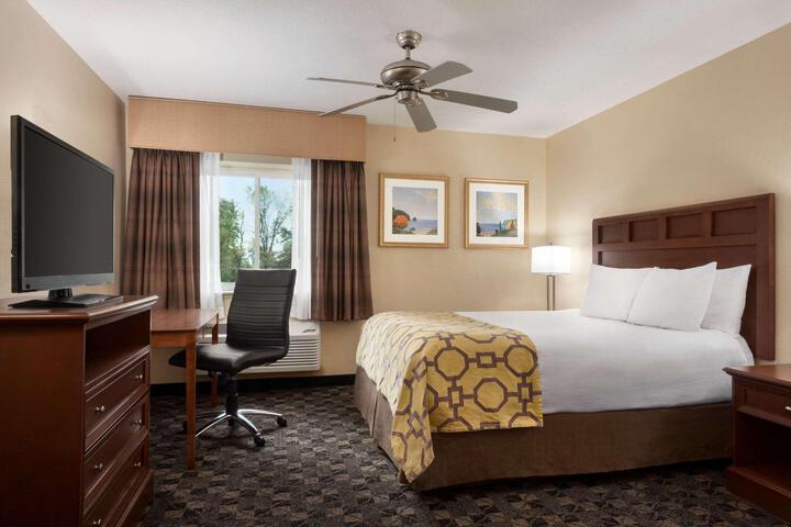 1 King Bed (1 of 10)