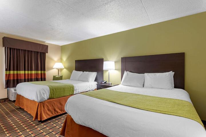 2 Queen Beds High Speed Internet Accessible Microwave and Refrigerator Work Desk Contin (3 of 13)