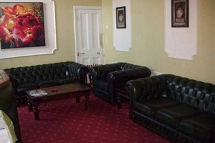 Lounge 3 of 4