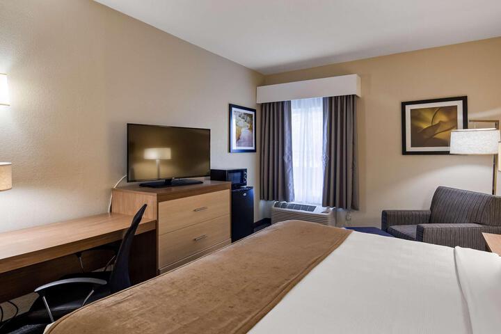 1 King Bed (6 of 20)