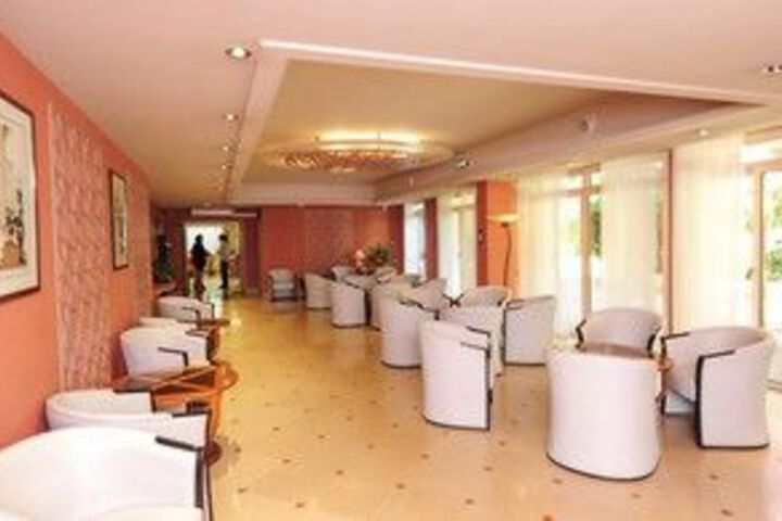 Lounge 21 of 31