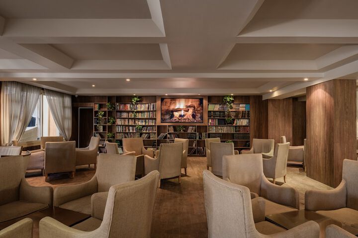 Lounge 122 of 156