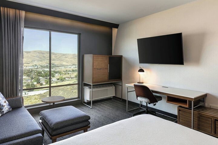 Room 28 of 63