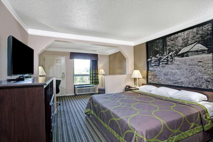 1 King Bed (12 of 15)