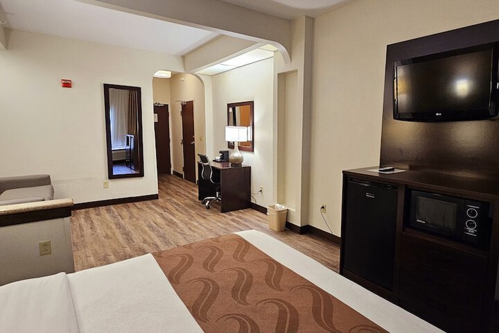 1 Queen Bed (2 of 10)