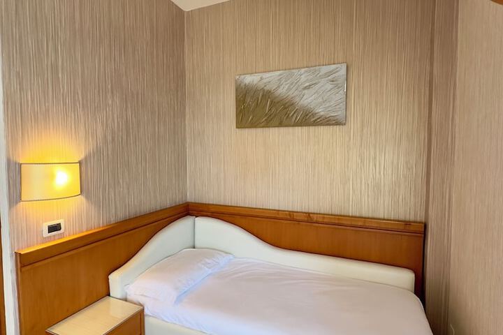 Room 40 of 99