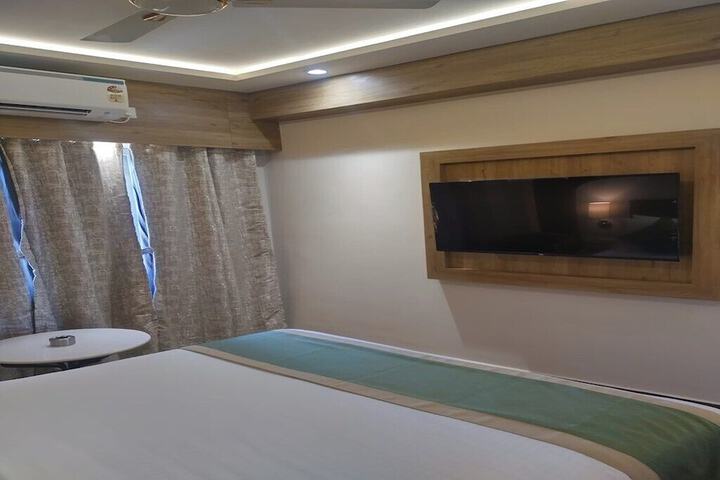 Room 6 of 28