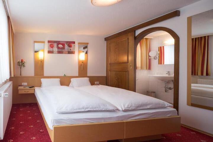 Room 2 of 10