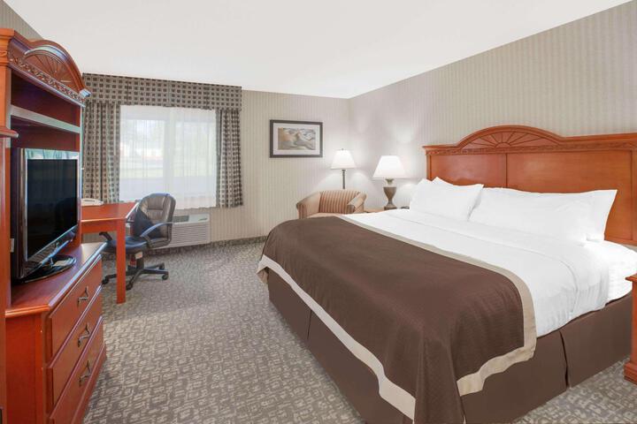 1 King Bed (5 of 13)