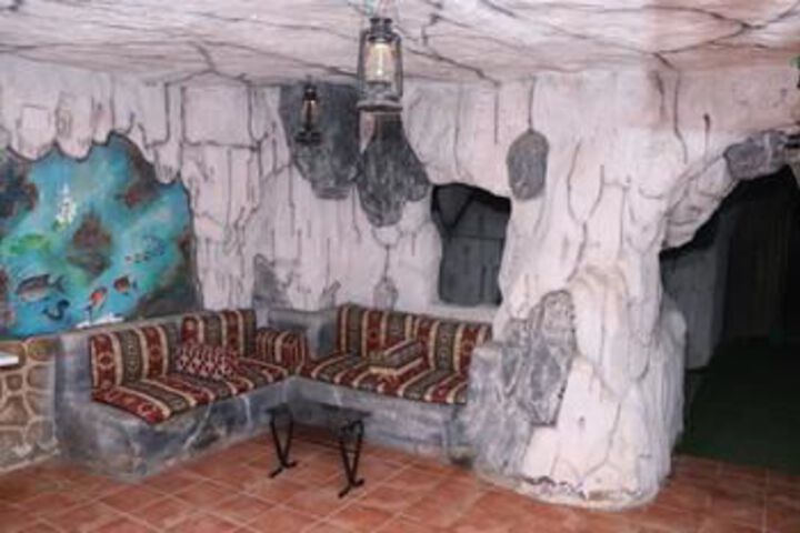 Room 6 of 8