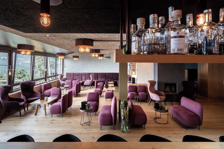 Lounge 109 of 127