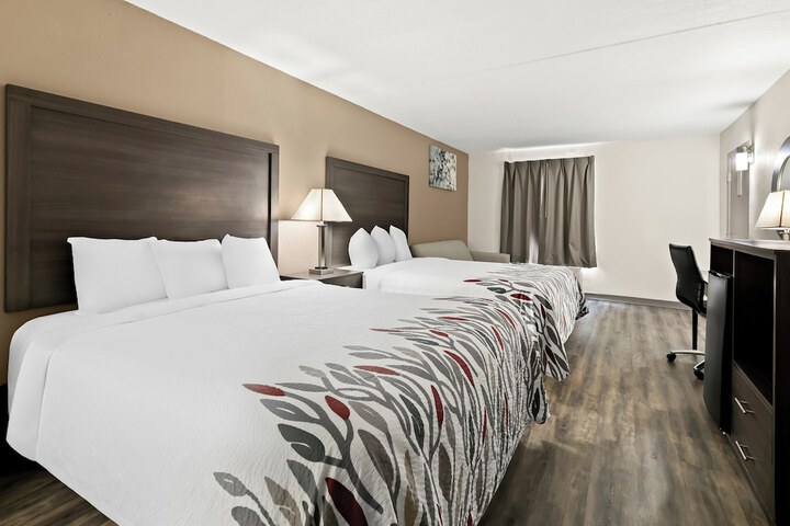 Deluxe 2 Queen Beds (2 of 9)