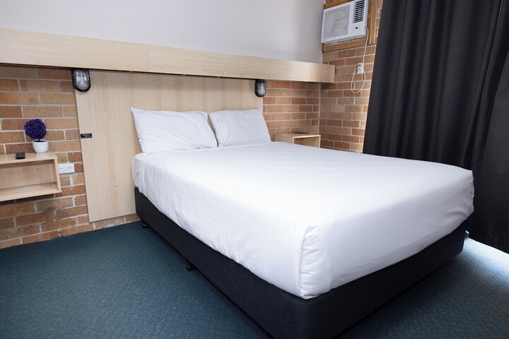 Room 14 of 33