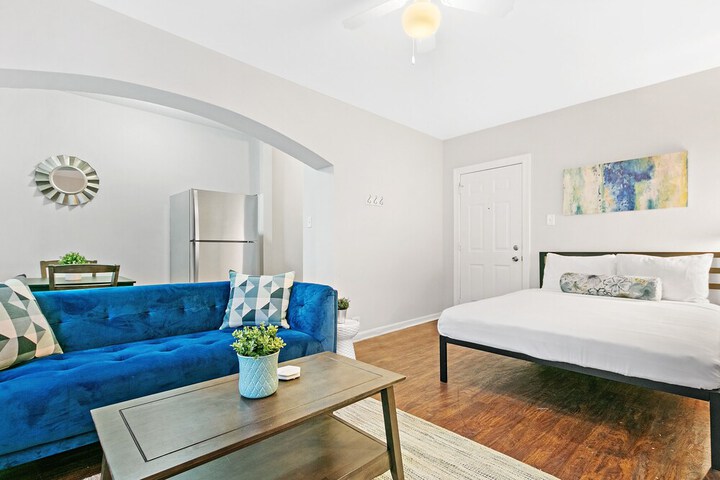 Studio Superb Apt Near Loyola University in Chicago, IL