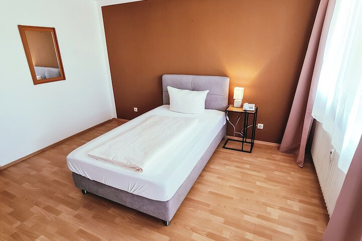 Room 9 of 16
