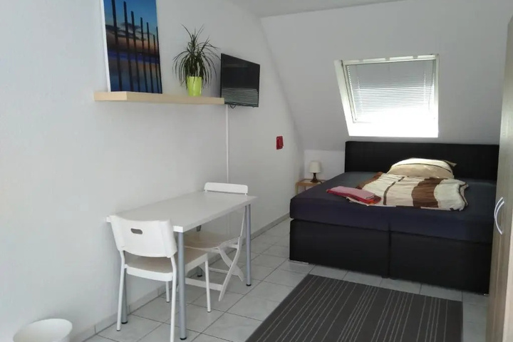 Room 6 of 8