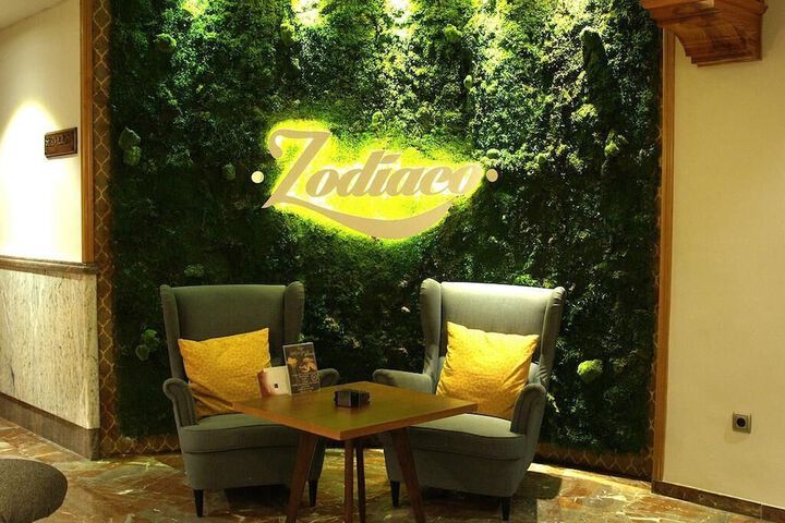 Lounge 16 of 18