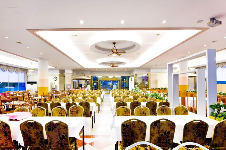 Ballroom/Hall 11 of 16