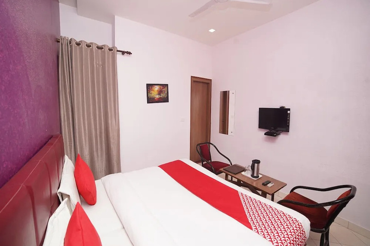 Room 4 of 16
