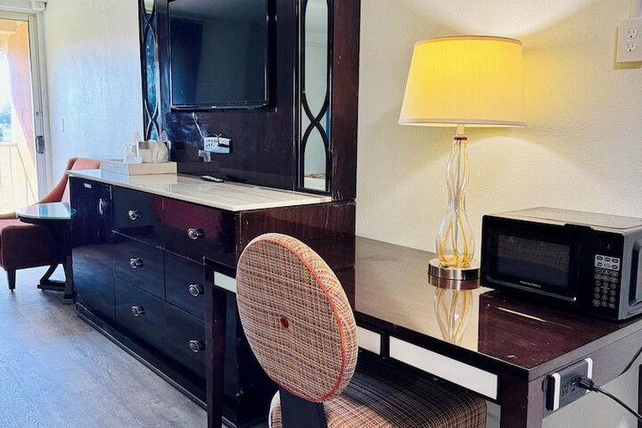 Premium King Bed (12 of 14)